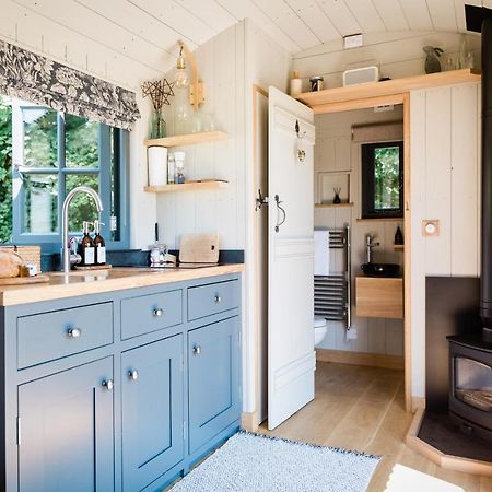 Boutique Cornish Shepherd'S Hut With Hot Tub 론서스턴 외부 사진